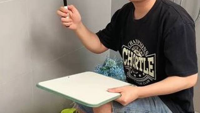 拖鞋架 不用打孔粘胶就能上墙固定的拖鞋架，可伸缩的设计，足够收纳全家人的拖鞋，不占地方，还能当毛巾架