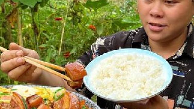 大块的红烧肉配着酸辣土豆丝太下饭了 #美食 #农村生活