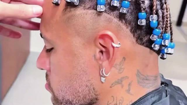 足坛潮流现役第一人，内马尔的小辫子个性十足