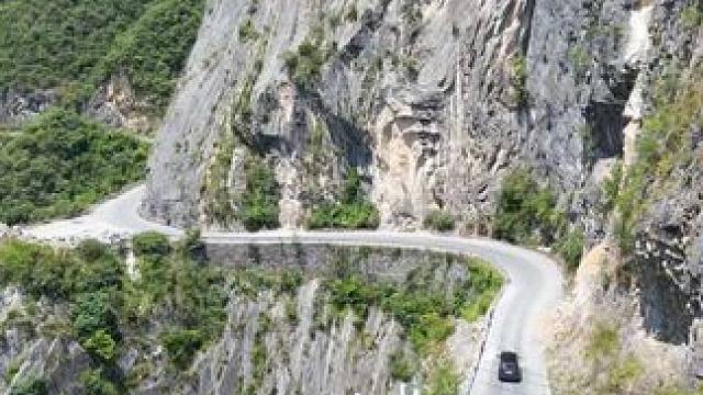 快递到了，今天下山到镇上去取了快递，顺便请大家欣赏沿途的风景！#无人机航拍 #挂壁公路 #我的乡村生