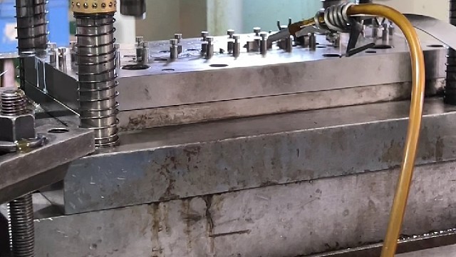 异形冲压弹片卡尺测量不到的地方采用二次元投影仪测试