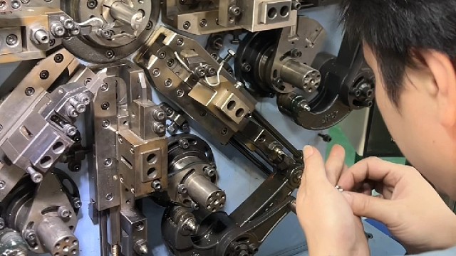 弹簧师傅调弹簧眼睛盯着呢，一点也不含糊