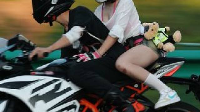 一眼就很哇塞的机车小姐姐 #骊山追焦 #骊山大铁门 #西安女骑 #涞觅润丝 #该行为存在危险请勿模仿