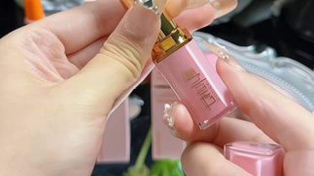 千人千色胡萝卜素口红 ，口红唇膏二合一，告别干唇起皮，拍一发二支，不沾杯#精致女人必备 #仙女必备 