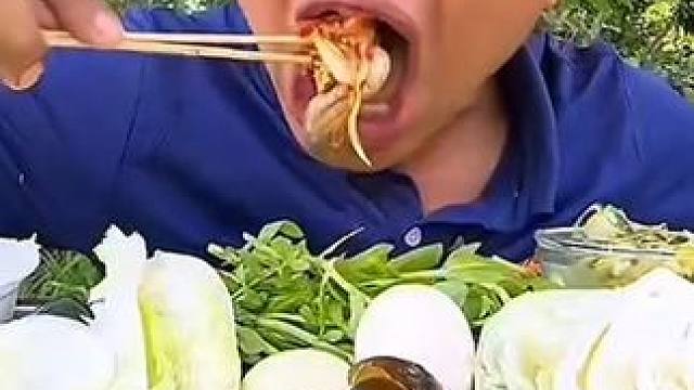 酸辣️木瓜丝新鲜大肥螺 #美食 #户外美食 #泰国美食 #内容启发搜索