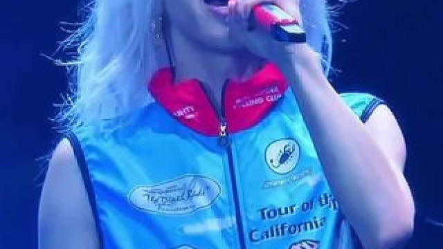 “当你的笑容绽开，这个世界突然填满色彩” #华晨宇#好想爱这个世界啊#华晨宇贵阳音乐节#贵阳z纪元银