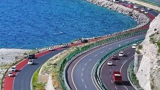 这个夏天一定要来看看赛里木湖，走走环湖公路，会让你忘掉一切烦恼。#音乐 #治愈 #旅行推荐官 #赛里