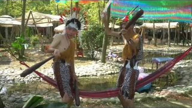 暑假带娃耍水就锁定这里！郫都区森林野人耍水部落太会了：沉浸式野人互动秒穿原始部落，亲子摸鱼泼水大战水