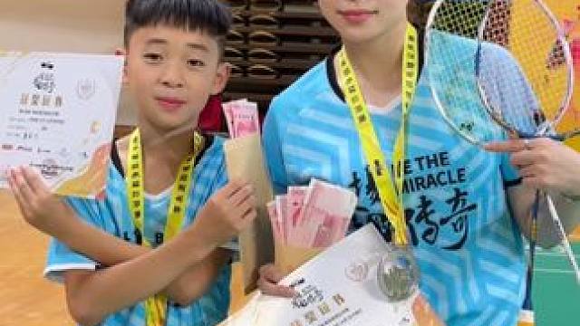 恭喜百川获得男单第一咔咔获得女单第二 #羽毛球 #廖百川 #百川联名冲击之刃