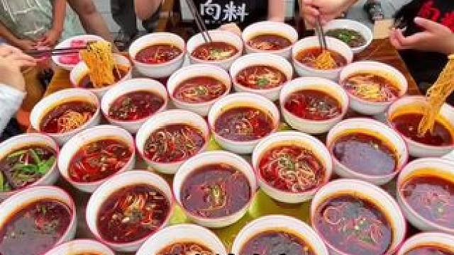 娇小美女挑战30碗重庆小面#美食 #好吃到停不下来 #小面调料 #重庆小面