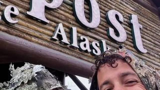 里卡多穿上了吉利服 还跟合影了～这是又玩美了啊#丹尼尔里卡多 #里卡多 #秀出我的硬核实力 #老外真