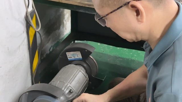 全自动化生产桥式铆接电池弹片可节省50%的人工