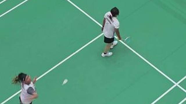 都是戏#羽毛球 #老嫂子#辫子哥#打羽毛球