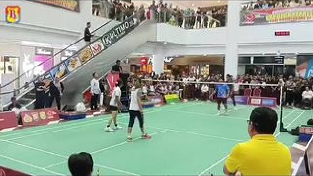 什么操作都行#羽毛球 #老嫂子#打羽毛球