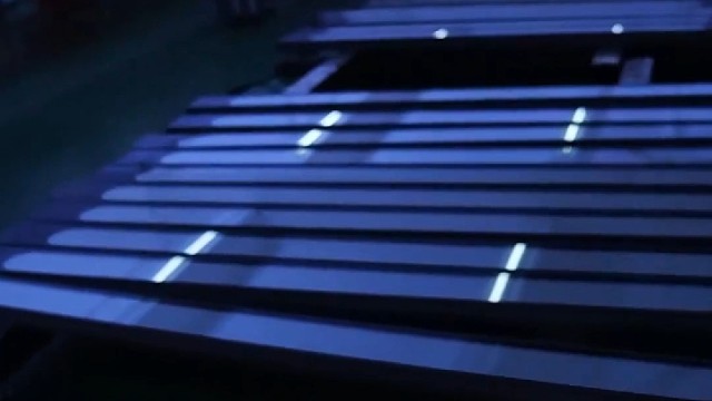 ​收费站灯是白云机场交投定制款，未交费发红光，交费变绿光，连接交通系统，指引清晰！