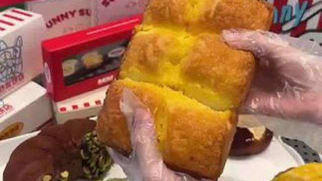 热气饼店的老板是有点东西在身上的！新出的葡式蛋挞，蛋香浓郁甜而不腻，酥皮轻薄到透光  #热气饼店 #