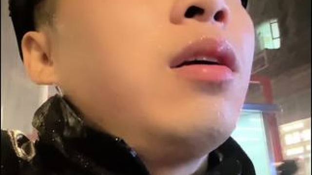 自己选择的路再辛苦也要走下去，不求多好的出路，只希望脚踏实地走好没一步。还是那句话，人可以穷，但一定