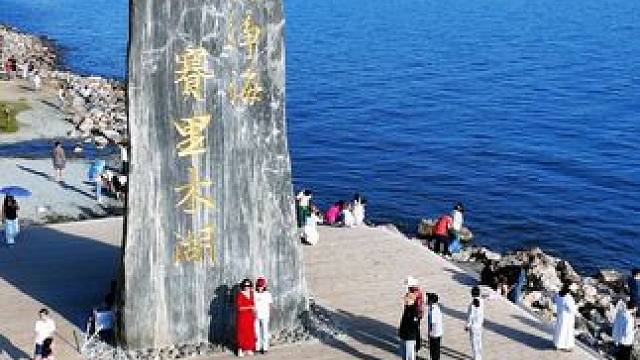 赛里木湖的夏天 赛里木湖的夏天出片机位分享：十里长堤，文案中有攻略#夏天旅行出片计划 #就来这里过夏