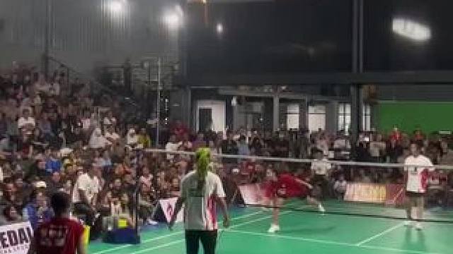 这样也行#老嫂子#打羽毛球女生#快乐羽毛球#享受羽毛球带来的快乐