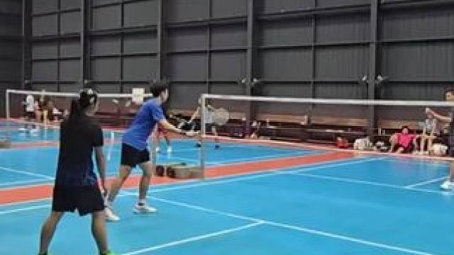 有没有女生的大腿让你抱#羽毛球 #打羽毛球女生#杀球