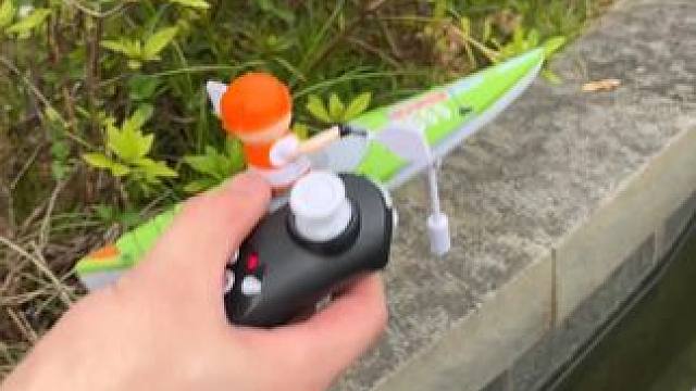 被迷成了制杖，下雨都不想回家~ #有男生会拒绝这个玩具吗 #玩个很新的东西