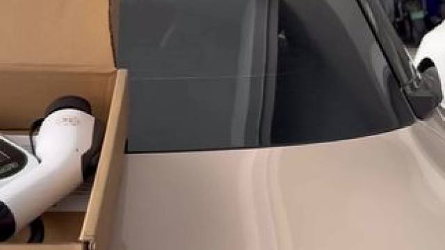 还在担心开电车长途旅行半路没电吗？有了这款3.5千瓦随车充，再也不用害怕啦！它是专为新能源车主设计的