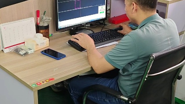 五金冲压工程师每天都在忙碌报价画图