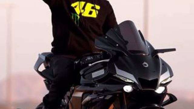 让我们用积极的态度面对工作，用正能量点燃激情，为美好的明天努力奋斗。#雅马哈r1 #时尚洋气百搭小衫