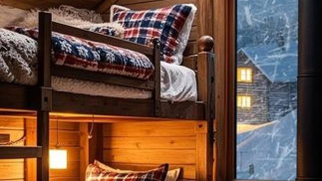 雪夜小屋宁静又温暖，放松下来进入梦乡吧 #助眠视频 #助眠解压 #白噪音 #我的小窝 #睡眠音乐