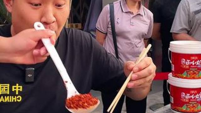 这个帅哥吃辣真的太厉害了吧，调料确实巴适！#这一碗好过瘾 #重庆小面 #小面调料