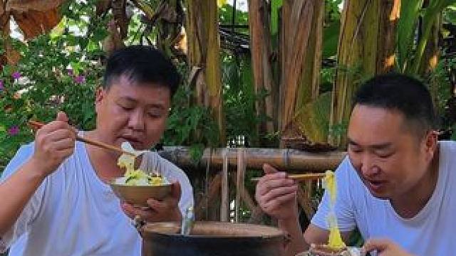 许久没吃过腊排骨，加鳝鱼炖一锅，大口啃真爽！ #我的乡村生活 #乡村味道 #乡村美食 