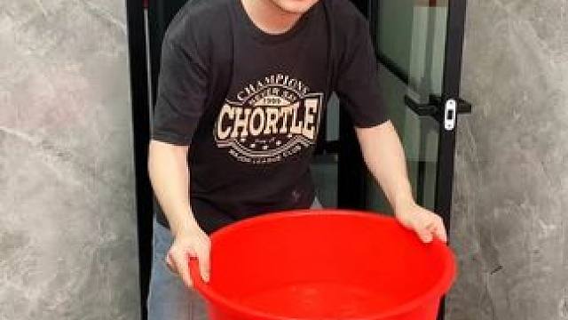 拖把夹 有了这个拖把夹，家里的拖把扫把能上墙收纳了，不占空间，拿取也方便#拖把夹  #吸盘拖把夹