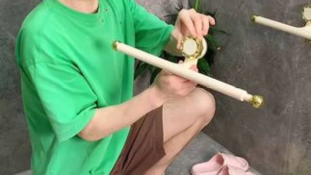 吸盘伸缩拖鞋架 不用打孔粘胶就能上墙固定的拖鞋架，可伸缩的设计，足够收纳全家人的拖鞋，不占地方，还能