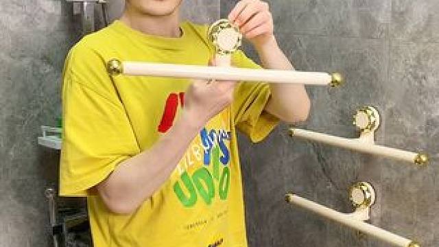 吸盘伸缩拖鞋架 不用打孔粘胶就能上墙固定的拖鞋架，可伸缩的设计，足够收纳全家人的拖鞋，不占地方，还能