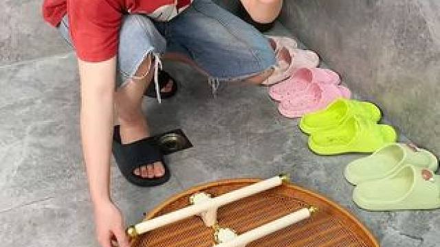 伸缩拖鞋架 不用打孔粘胶就能上墙固定的拖鞋架，可伸缩的设计，足够收纳全家人的拖鞋，不占地方，还能当毛