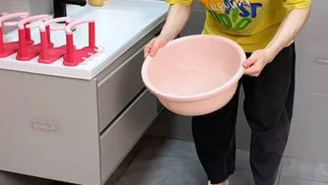 兔耳朵脸盆架 #兔耳朵脸盆架  可以收纳多个脸盆，家里的刷鞋都可以挂上去，还不占空间 #免打孔  #