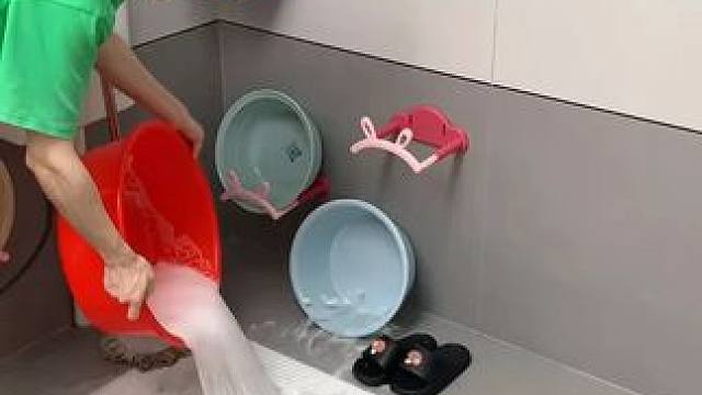 #兔耳朵脸盆架  可以收纳多个脸盆，家里的刷鞋都可以挂上去，还不占空间 #免打孔  #小兔脸盆置物架