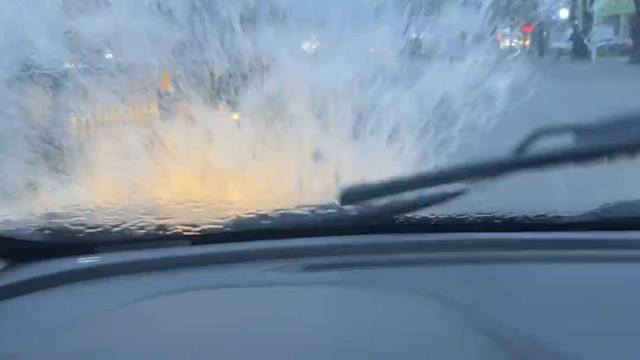 大雨天开车，不要只会开雨刮了，要学会正确的开车方法#汽车知识 #每天一个用车知识