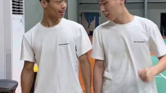 今天打薛定谔的羽毛球 #羽毛球 #羽球人 #拿铁羽毛球 #羽毛球涨价