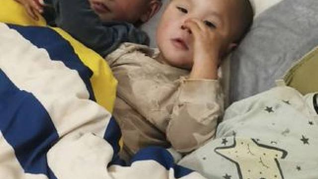 十点半了还不睡。#农村娃