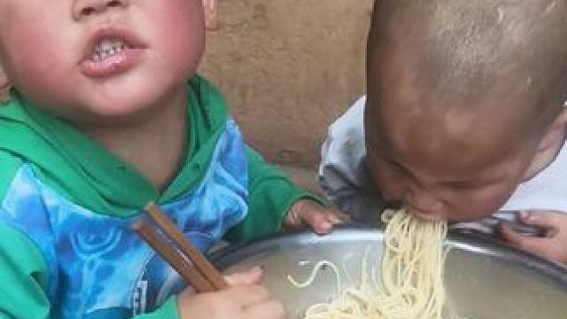 小双说带大双去买糖。 #调皮捣蛋的小家伙