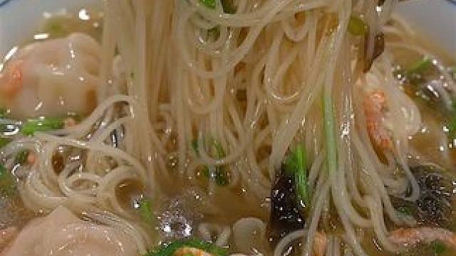 云吞虾子面 早上老公着急上班，给他煮了一碗云吞虾子面，老公一口云吞一口面，连汤都喝个精光#太好吃了 