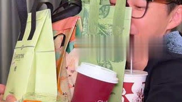 一个人分享两个人喝奶茶嘎嘎划算 #一人分享两人喝奶茶 #一人分享两人各得18元券 #美团外卖分享领券