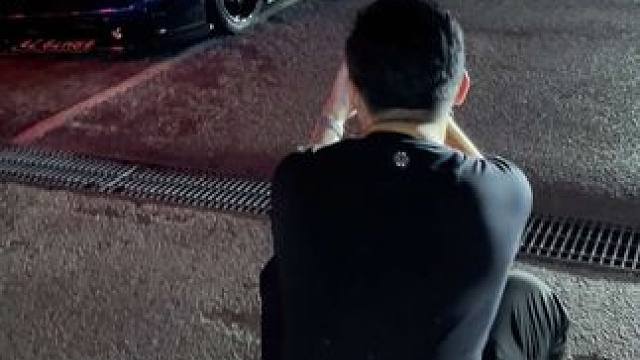 穿着“精神小伙”标配镶钻豆豆鞋的Mike大佬，亲自运镜给他的爱车拍照，不说别的，就这拉镜头的手法，都