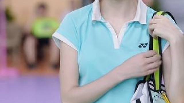 喏 给你立秋的第一桶球 #羽毛球 #打羽毛球女生 #变装 #如果在18我没能送你花