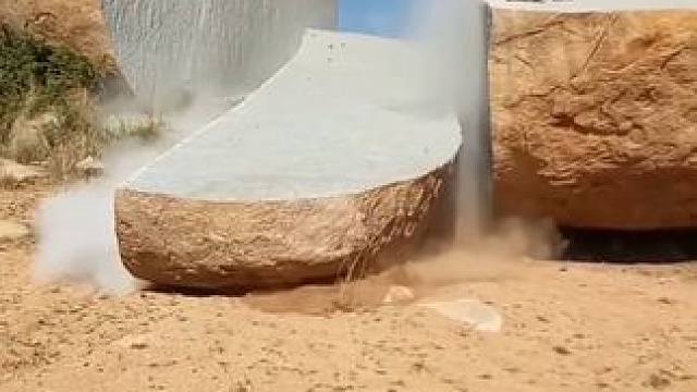 开山凿石工匠。 #石匠 #劈石头 #搬砖人 #辛勤劳动者