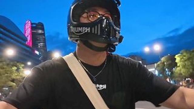 ️夏天的夜晚，骑车就是一种享受～
#第一视角 #英伦凯旋 #风和自由 #日常溜车 #骑车穿搭