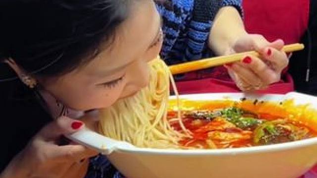 美女轻松拿走5000元现金~#螺蛳粉