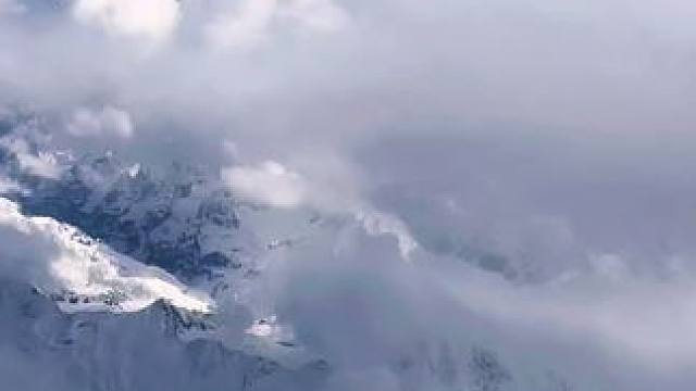 谁也无法代替你去感受世界，再美好的形容词，都不及你一眼一瞬。##云层上的风景 ##雪山 #拉萨#飞机