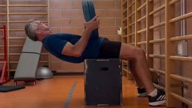 意大利53岁标枪老将卡洛·索内戈 - 核心力量训练。 (PB 84.60米，52岁800克标枪66.